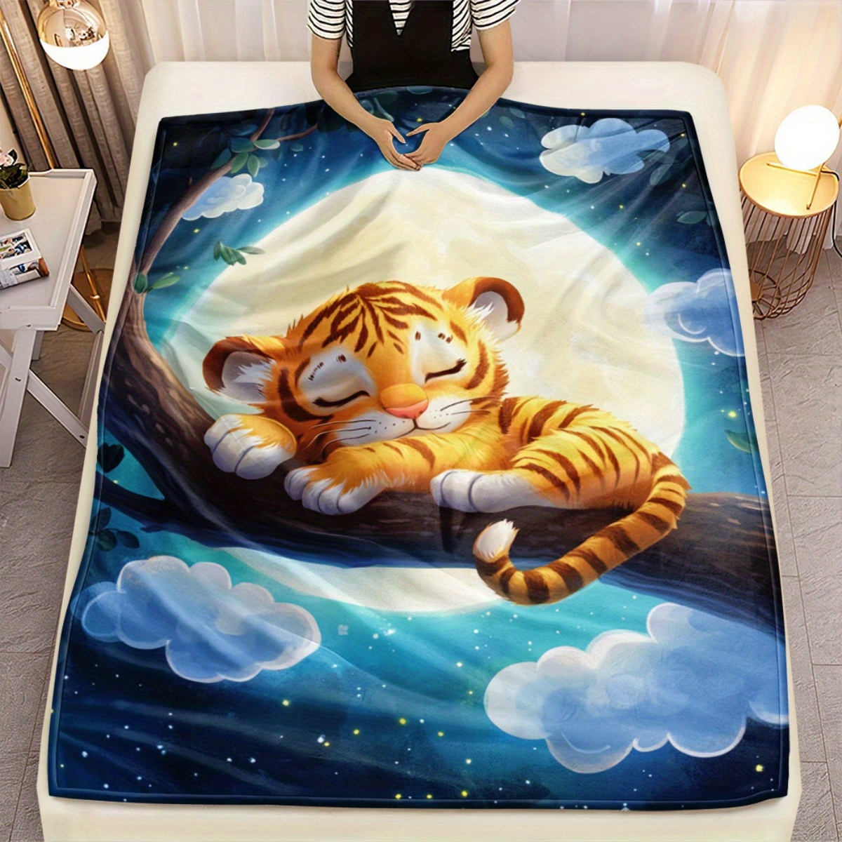 Baby Nursery Animal Theme - Niedlicher schlafender Tiger auf Baumzweig, Mond,